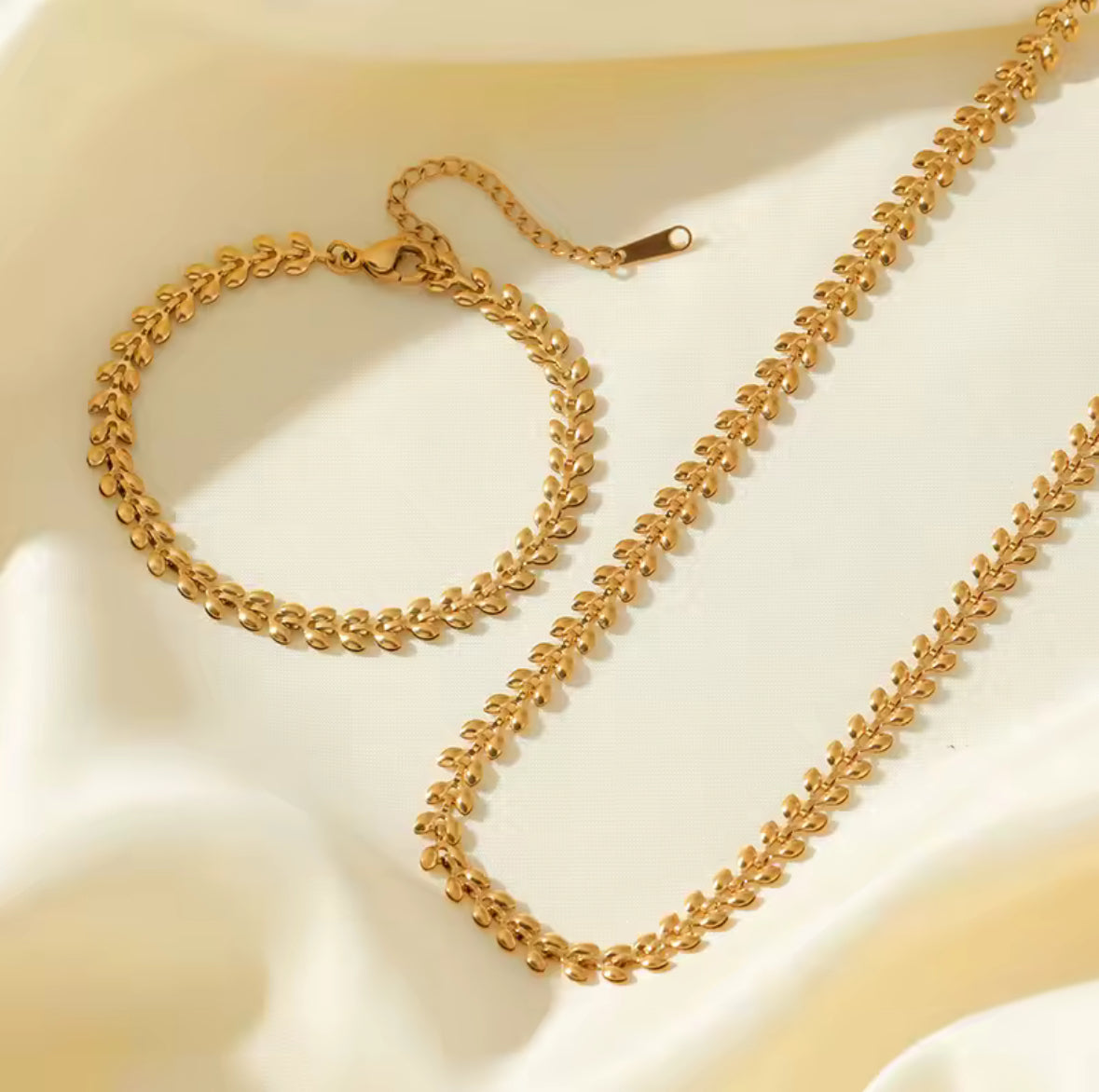 Elegant Gold Stainless Steel Necklace & Bracelet Set – Timeless Polished Chain Jewelry for Women.