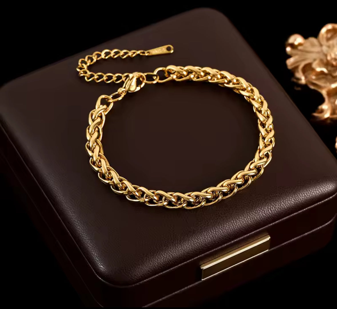 Gold Stainless Steel V Twisted Necklace & Bracelet Set – Elegant Twisted Rope Chain Jewelry for Women.