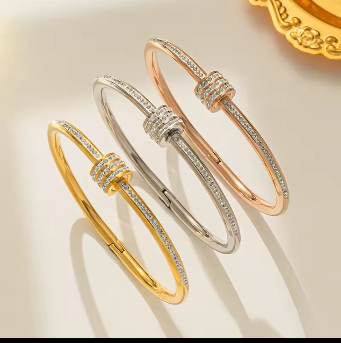 Gorgeous Silver Stainless Steel Circle Lock Bracelet with Inlaid Zircon – Elegant Women’s Bangle.