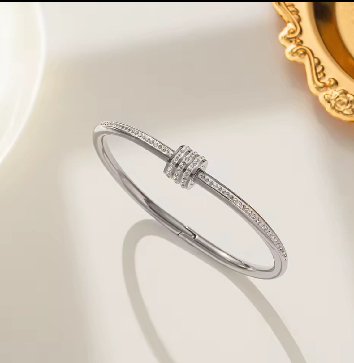 Gorgeous Gold Stainless Steel Bracelet with Inlaid Zircon Circle Lock – Elegant Sparkling Women’s Bangle.
