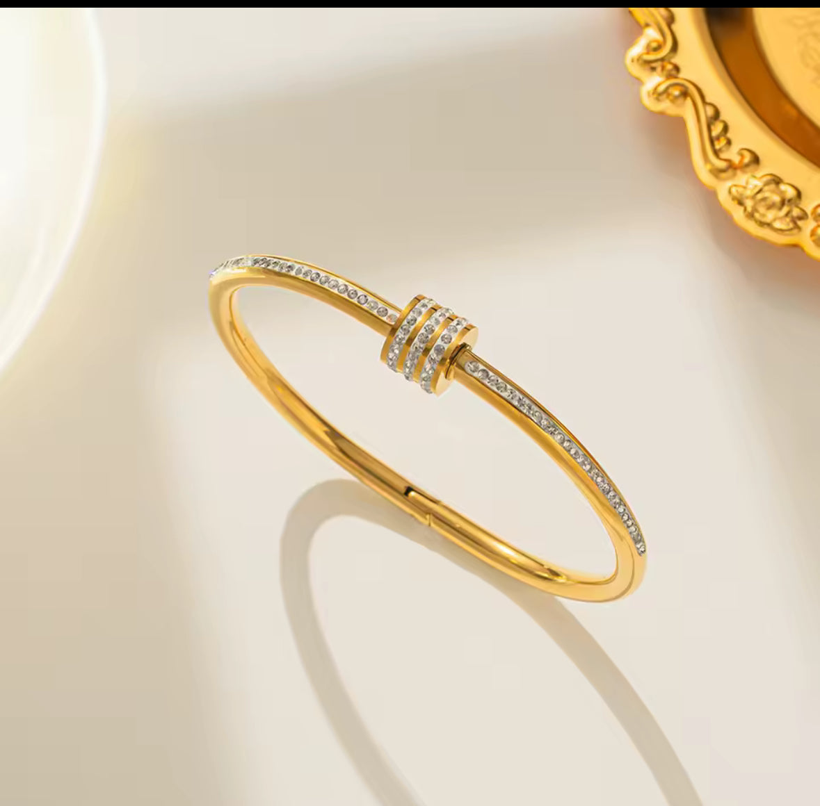 Gorgeous Gold Stainless Steel Bracelet with Inlaid Zircon Circle Lock – Elegant Sparkling Women’s Bangle.