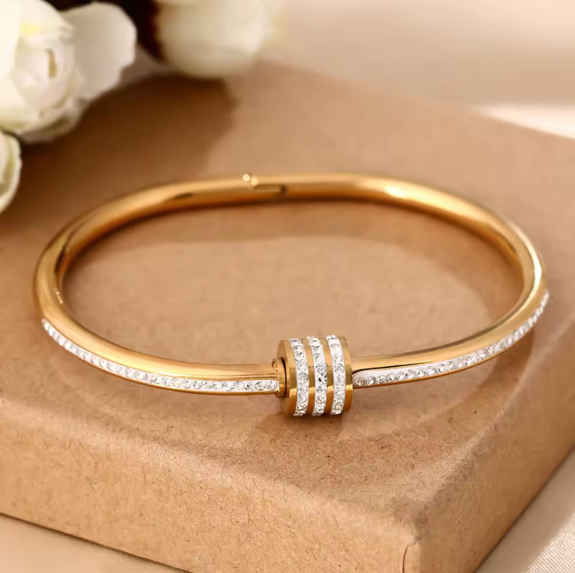 Gorgeous Gold Stainless Steel Bracelet with Inlaid Zircon Circle Lock – Elegant Sparkling Women’s Bangle.