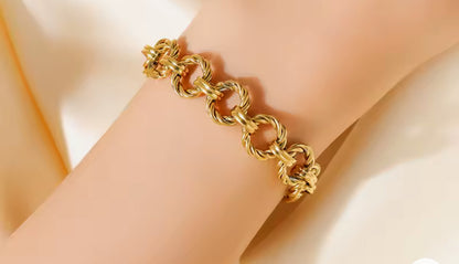 Silver Stainless steel circular twisted link Necklace and bracelet set.