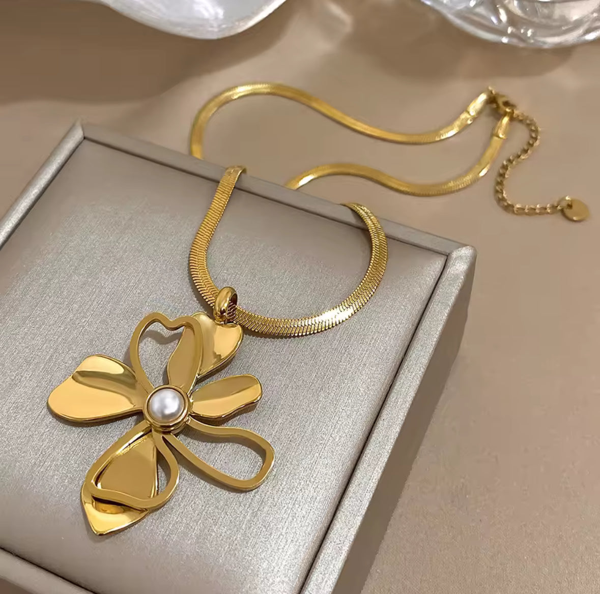 Elegant Gold Plated Stainless Steel Necklace with a Flower Pendant