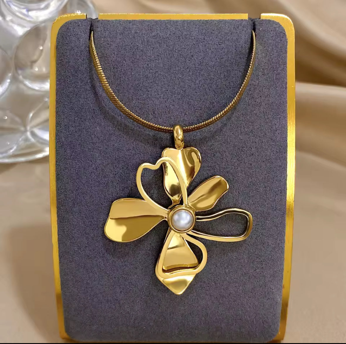 Elegant Gold Plated Stainless Steel Necklace with a Flower Pendant