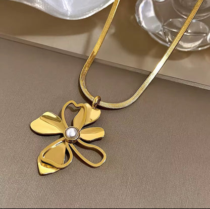 Elegant Gold Plated Stainless Steel Necklace with a Flower Pendant