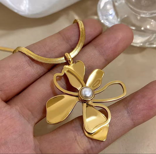 Elegant Gold Plated Stainless Steel Necklace with a Flower Pendant
